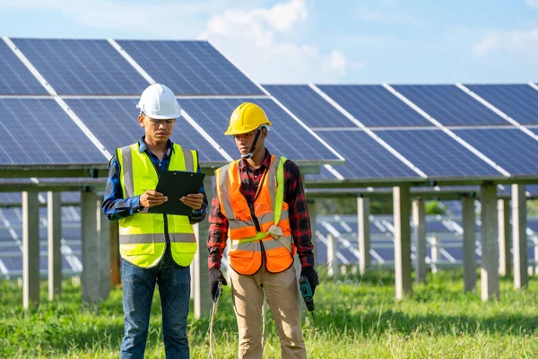 Les Ingénieurs Vérifient Entretiennent Les Équipements Industrie Énergie Solaire Énergie — Photo