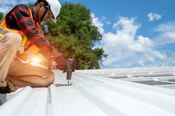 Roofer Trabalhando Instalação Telhado Perfil Metal Ferramentas Cobertura Broca Elétrica — Fotografia de Stock