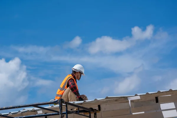 Telhados Trabalhadores Construção Civil Vestindo Chicotes Segurança Montagem Instalação Telhado — Fotografia de Stock