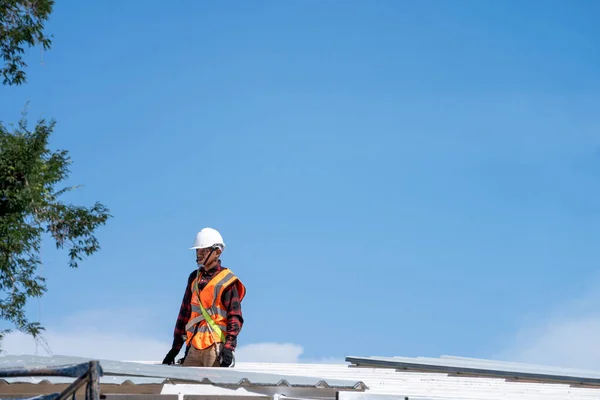 Telhados Trabalhadores Construção Civil Vestindo Chicotes Segurança Montagem Instalação Telhado — Fotografia de Stock
