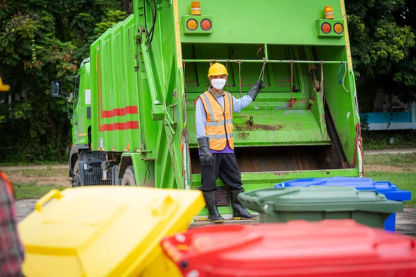Homens Lixo Trabalhando Juntos Esvaziamento Caixotes Lixo Para Remoção Lixo — Fotografia de Stock