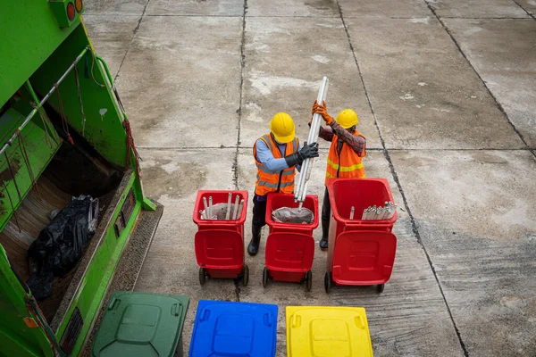 Homem Limpador Lixo Trabalhando Com Lixo Verde Caminhão Carregamento Resíduos — Fotografia de Stock