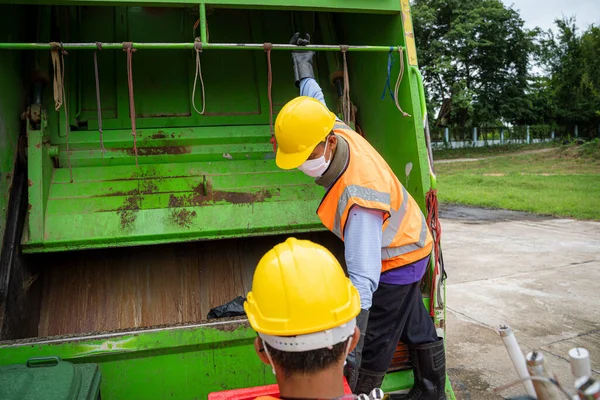 Trabalhador Reciclagem Lixo Caminhão Coletor Carga Resíduos Lixeira Coletores Resíduos — Fotografia de Stock