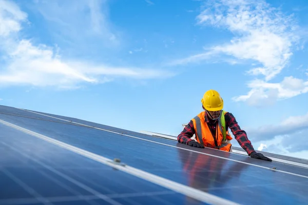 Ingénieur Électricien Vérification Maintenance Sur Panneau Solaire Remplacement Centrale Solaire — Photo