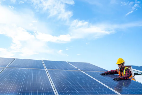 从事太阳能发电厂检查和维修设备的电气工程师或技术员维修电气系统 清洁和绿色替代能源概念 — 图库照片