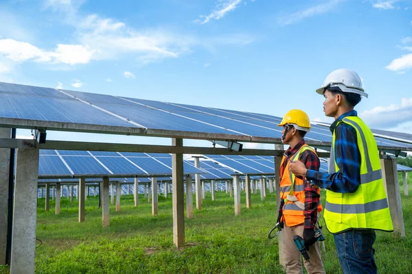 Ingénieur Travaillant Sur Contrôle Des Équipements Dans Centrale Solaire Centrale — Photo