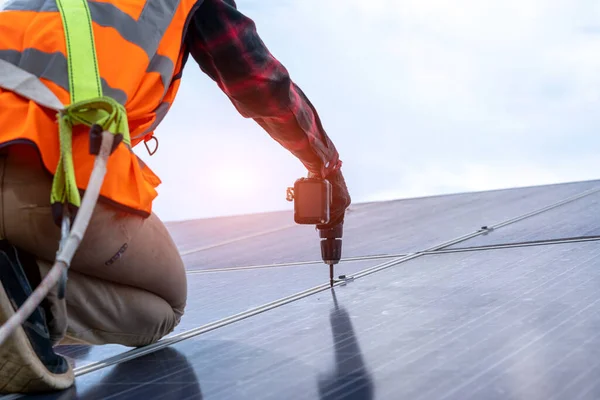 Ingénieur Électricien Vérification Maintenance Sur Panneau Solaire Remplacement Centrale Solaire — Photo