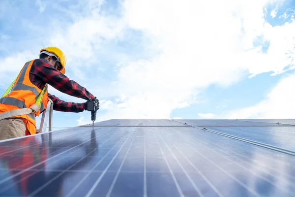 Technicien Panneaux Solaires Avec Perceuse Installation Panneaux Solaires Sur Toit — Photo