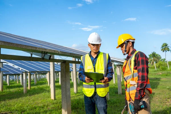 Engenheiro Elétrico Técnico Manutenção Sistema Elétrico Que Trabalha Verificação Manutenção — Fotografia de Stock