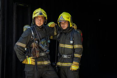 İtfaiyeci kıyafetleri içinde acil durum için kask takan itfaiyeci, acil durumlar için itfaiyeci..