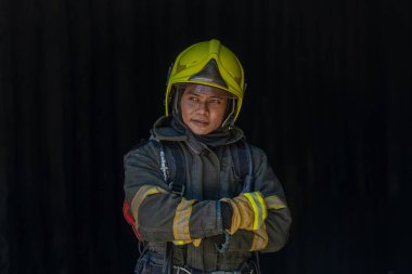 İtfaiyeci kıyafeti giymiş bir itfaiyecinin portresi..