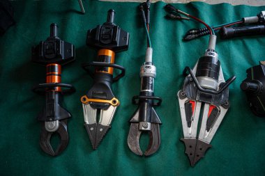 Profesyonel itfaiyeciler sert alet, kurtarma personeli tarafından çeliği kesmek ve bükmek için kullanılan kesme aracı, hidrolik kesme aracı, metal kesici..