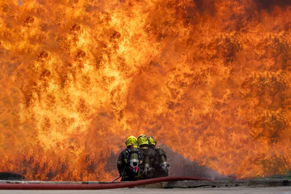 Pompier Dans Une Opération Lutte Contre Incendie Pompier Utilisant Eau — Photo