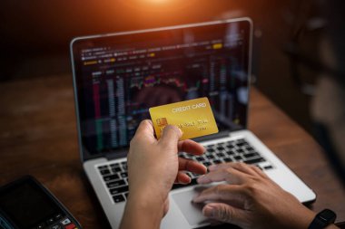 Kredi kartıyla ödeme işlemi, kredi kartı tutan adam, faturaları internetten ödeme, internetten alışveriş, para transferi., 