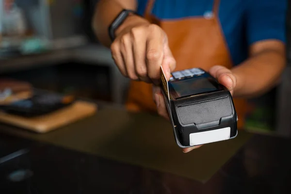 Nfc技術を介した支払い クレジットカードを使用して無線または非接触決済を行う顧客 売買製品 サービス — ストック写真
