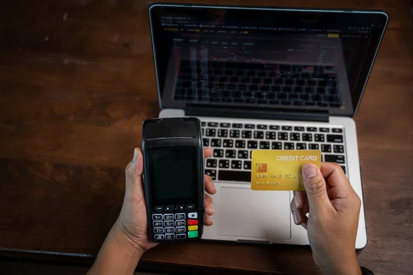 男の手はクレジットカードを保持し ノートパソコンやスマートフォンを使用してオンラインショッピングウェブサイト カードでの支払い スマートフォンで簡単に電子商取引ウェブサイトショップオンラインショッピングコンセプト — ストック写真