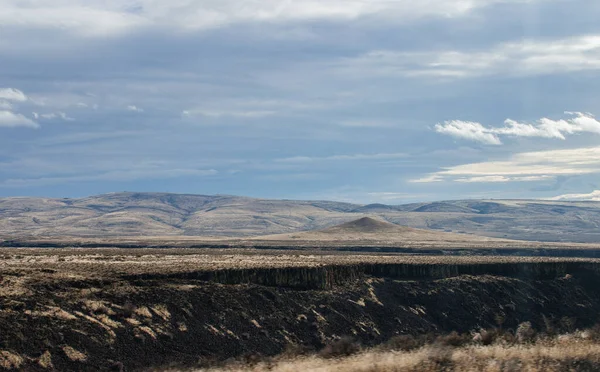 Beau Paysage Automne Avec Des Montagnes Horizon Herbe Sèche Arbres — Photo