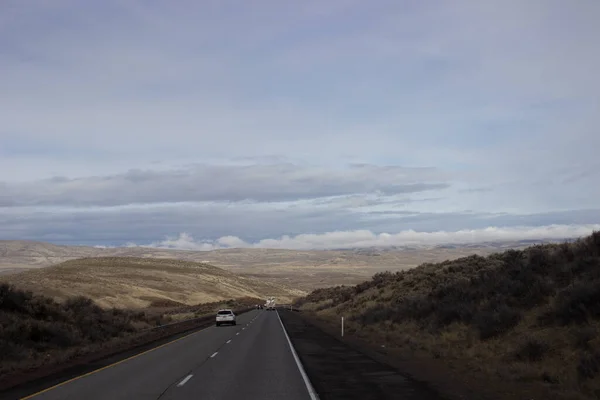 Uma Bela Paisagem Com Uma Estrada Longo Qual Carros Caminhões — Fotografia de Stock