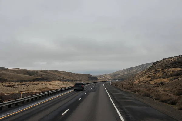 Autoestrada Outono Com Caminhões Carros Entre Montanhas Ponte Sinais Estrada — Fotografia de Stock