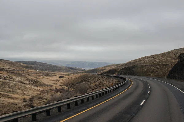 Bulutlu Bir Günde Dağların Köprünün Yol Işaretlerinin Arasında Kamyonların Arabaların — Stok fotoğraf