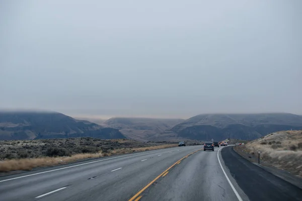 Uma Estrada Asfalto Sinuosa Entardecer Entre Altas Montanhas Azuis Final — Fotografia de Stock