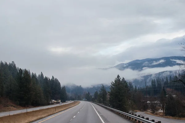 Autoroute Avec Panneaux Routiers Sur Les Côtés Parmi Les Hautes — Photo