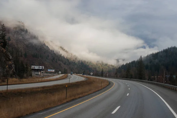 Estrada Com Sinais Estrada Nas Laterais Entre Altas Montanhas Nas — Fotografia de Stock
