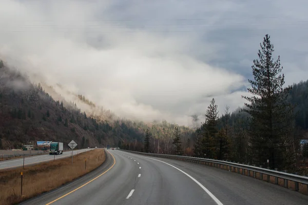 Estrada Com Sinais Estrada Nas Laterais Entre Altas Montanhas Nas — Fotografia de Stock