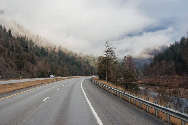 Autostrada Znakami Drogowymi Bokach Wśród Wysokich Gór Chmurach Zimą Wzdłuż — Zdjęcie stockowe