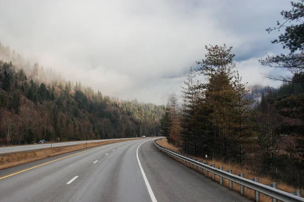 Estrada Com Sinais Estrada Nas Laterais Entre Altas Montanhas Nas — Fotografia de Stock