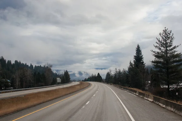 Carretera Con Señales Tráfico Los Lados Entre Las Altas Montañas — Foto de Stock