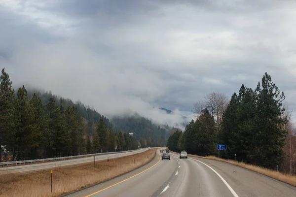 Autobahn Mit Straßenschildern Den Seiten Zwischen Hohen Bergen Den Wolken — Stockfoto