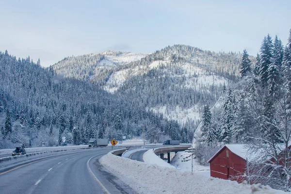 Estrada Coberta Neve Entre Montanhas Nas Laterais Árvores Árvores Neve — Fotografia de Stock