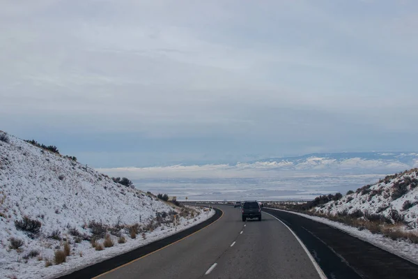 Estrada Inverno Entre Montanhas Cobertas Neve Longo Qual Carros Caminhões — Fotografia de Stock