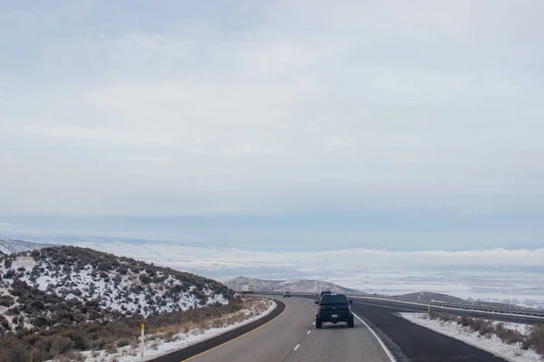 Estrada Inverno Entre Montanhas Cobertas Neve Longo Qual Carros Caminhões — Fotografia de Stock