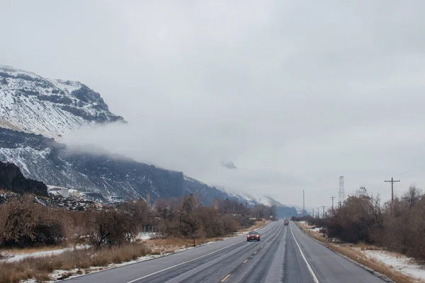 Estrada Inverno Entre Montanhas Cobertas Neve Longo Qual Carros Caminhões — Fotografia de Stock