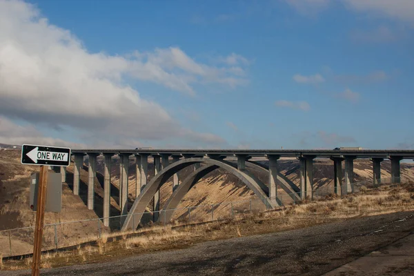 Grande Ponte Entre Montanhas Depressões Outono Dia Ensolarado Com Céu — Fotografia de Stock