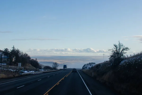 Krajobraz Przedstawiający Autostradę Cieniu Poruszającymi Się Samochodami Niebieskimi Górami Oraz — Zdjęcie stockowe