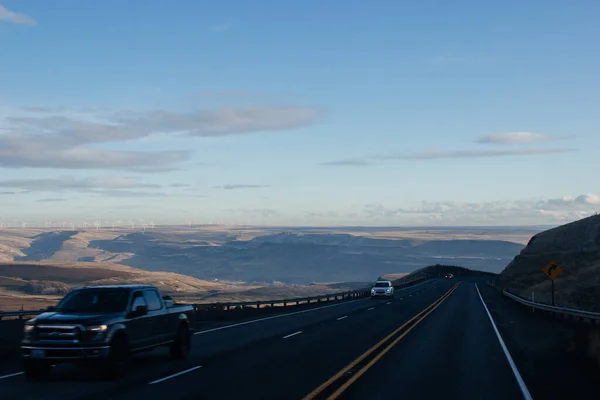 Estrada Asfalto Entre Montanhas Nas Nuvens Dia Claro Ensolarado Geradores — Fotografia de Stock