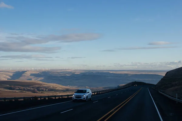 Paisagem Representando Uma Estrada Nas Sombras Com Carros Movimento Montanhas — Fotografia de Stock