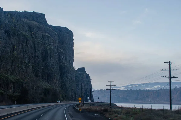 Uma Estrada Entre Montanhas Lado Estrada Grande Rio Inverno Final — Fotografia de Stock