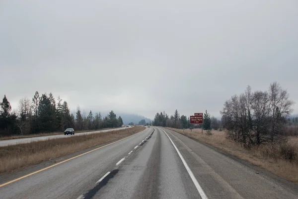 Une Route Asphaltée Long Laquelle Voitures Camions Vont Parmi Les — Photo