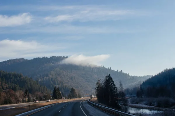 Asfalterad Väg Längs Vilken Bilar Och Lastbilar Går Bland Bergen — Stockfoto