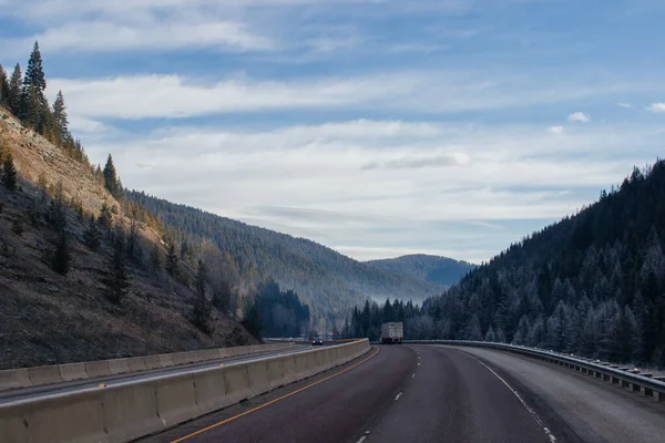 Une Route Asphaltée Long Laquelle Voitures Camions Vont Parmi Les — Photo