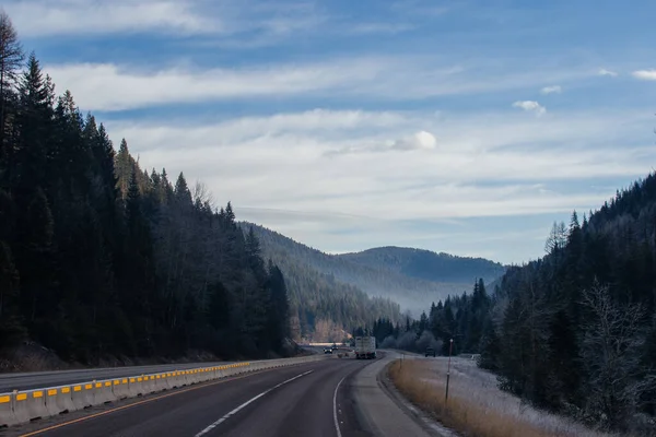 Une Route Asphaltée Long Laquelle Voitures Camions Vont Parmi Les — Photo