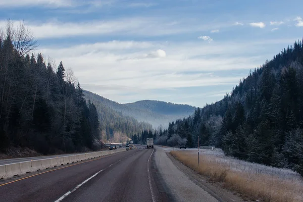 Arabaların Kamyonların Gittiği Asfalt Bir Yol Dağların Arasında Ufukta Sisli — Stok fotoğraf