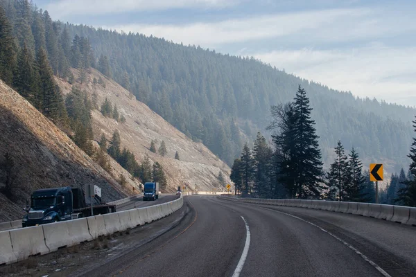 Arabaların Kamyonların Gittiği Asfalt Bir Yol Dağların Arasında Ufukta Sisli — Stok fotoğraf