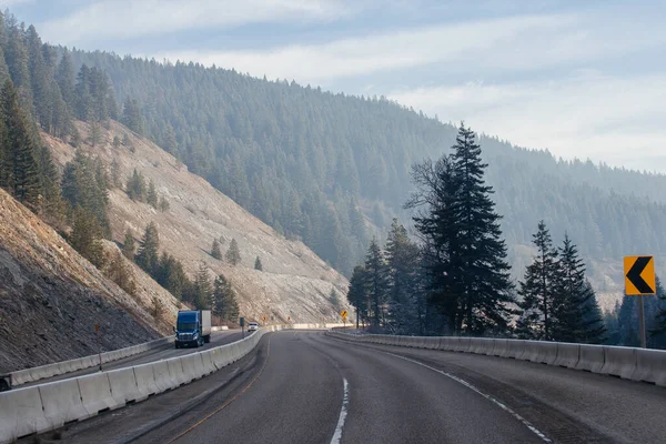 Uma Estrada Asfalto Longo Qual Carros Caminhões Vão Entre Montanhas — Fotografia de Stock