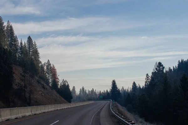 Autostrada Znakami Drogowymi Bokach Wśród Wysokich Gór Chmurach Zimą Wzdłuż — Zdjęcie stockowe