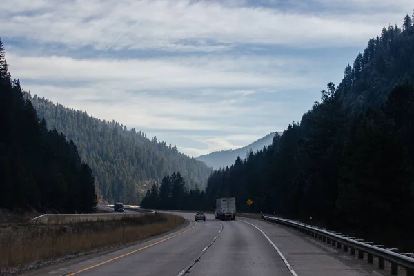 Estrada Com Sinais Estrada Nas Laterais Entre Altas Montanhas Nas — Fotografia de Stock